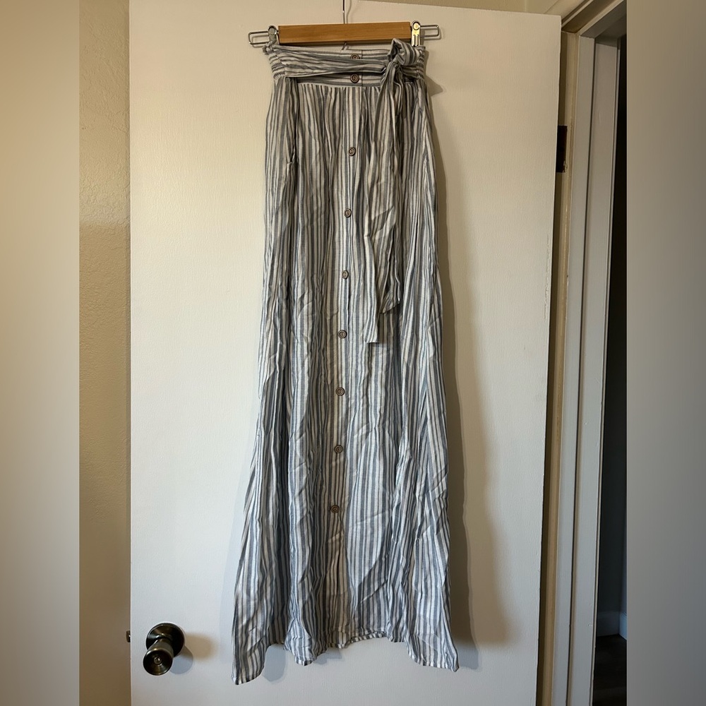 Striped maxi skirt w/ stretch waist band. In great condition, just needs a steam